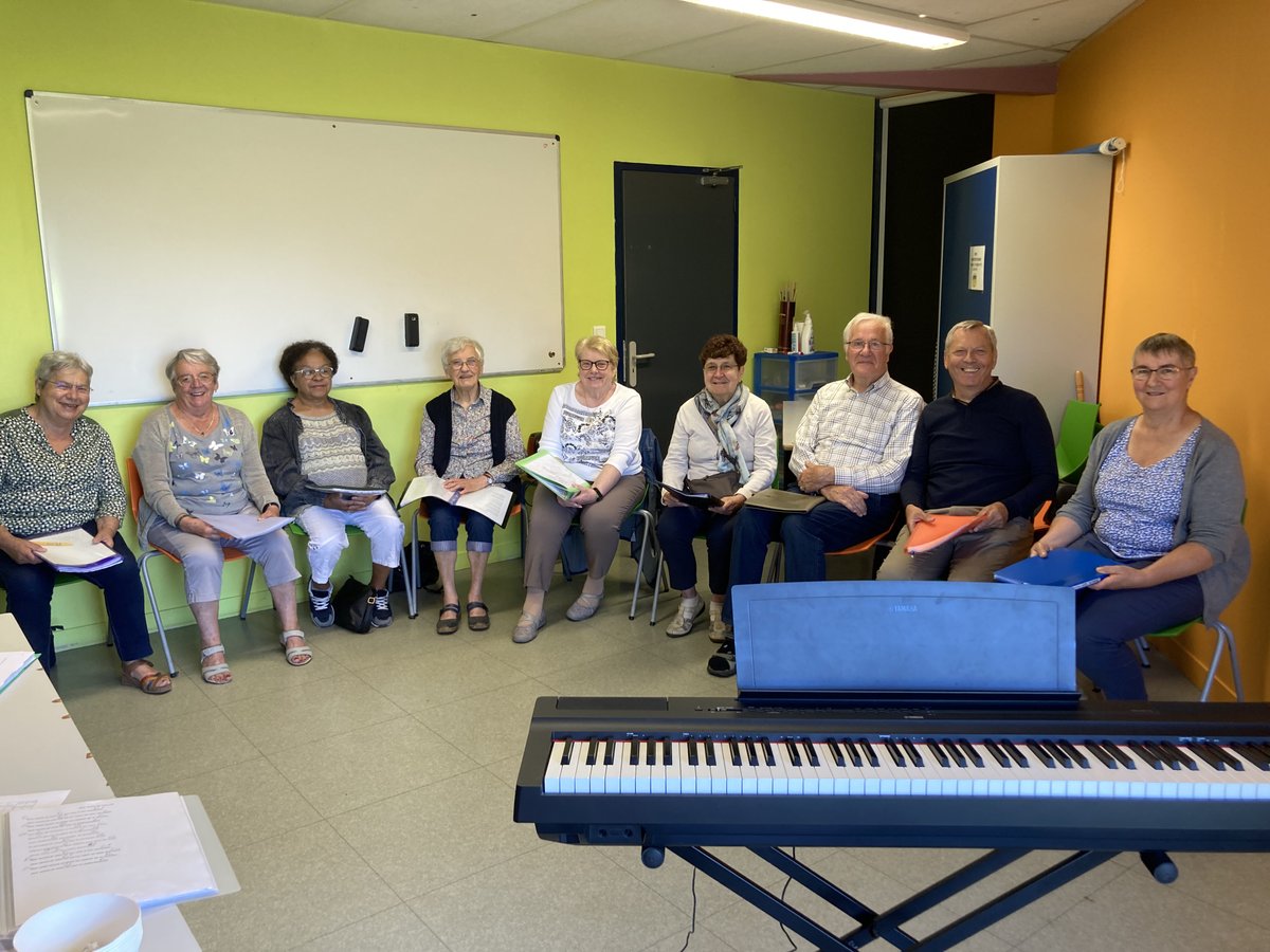 🎸 Jeudi dernier avait lieu le dernier atelier de chant du projet "La voix de nos aînés" avant la reprise en septembre.

🎤 Toujours animé par Geoffroy Blosse musicien de la compagnie Athénaïs, ce sont 9 participants qui étaient présents ce jour là.

Une belle matinée de chant 💚