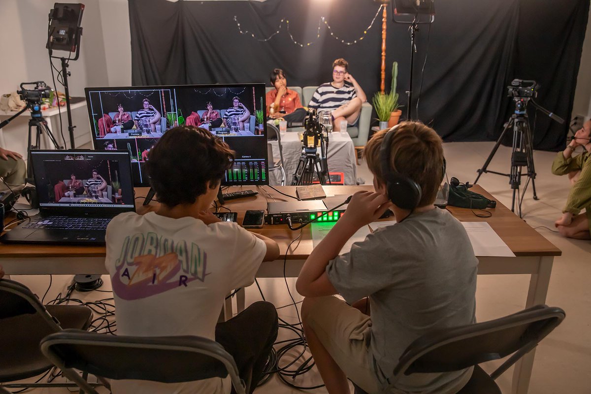 maison_image's tweet photo. 📷𝙀𝙣 𝙘𝙤𝙧𝙧𝙚𝙨𝙥𝙤𝙣𝙙𝙖𝙣𝙘𝙚 - C'ÉTAIT VENDREDI ! La réalisation en direct et en duplex d'une émission TV entièrement écrite par des jeunes grenoblois·es et archéchois·es sur la thématique des #𝙜𝙚𝙣𝙧𝙚𝙨 𝙚𝙩 #𝙨𝙚𝙭𝙪𝙖𝙡𝙞𝙩𝙚́𝙨.

➔ https://t.co/iHAUtj0gB0 https://t.co/DzQy3X9bM5