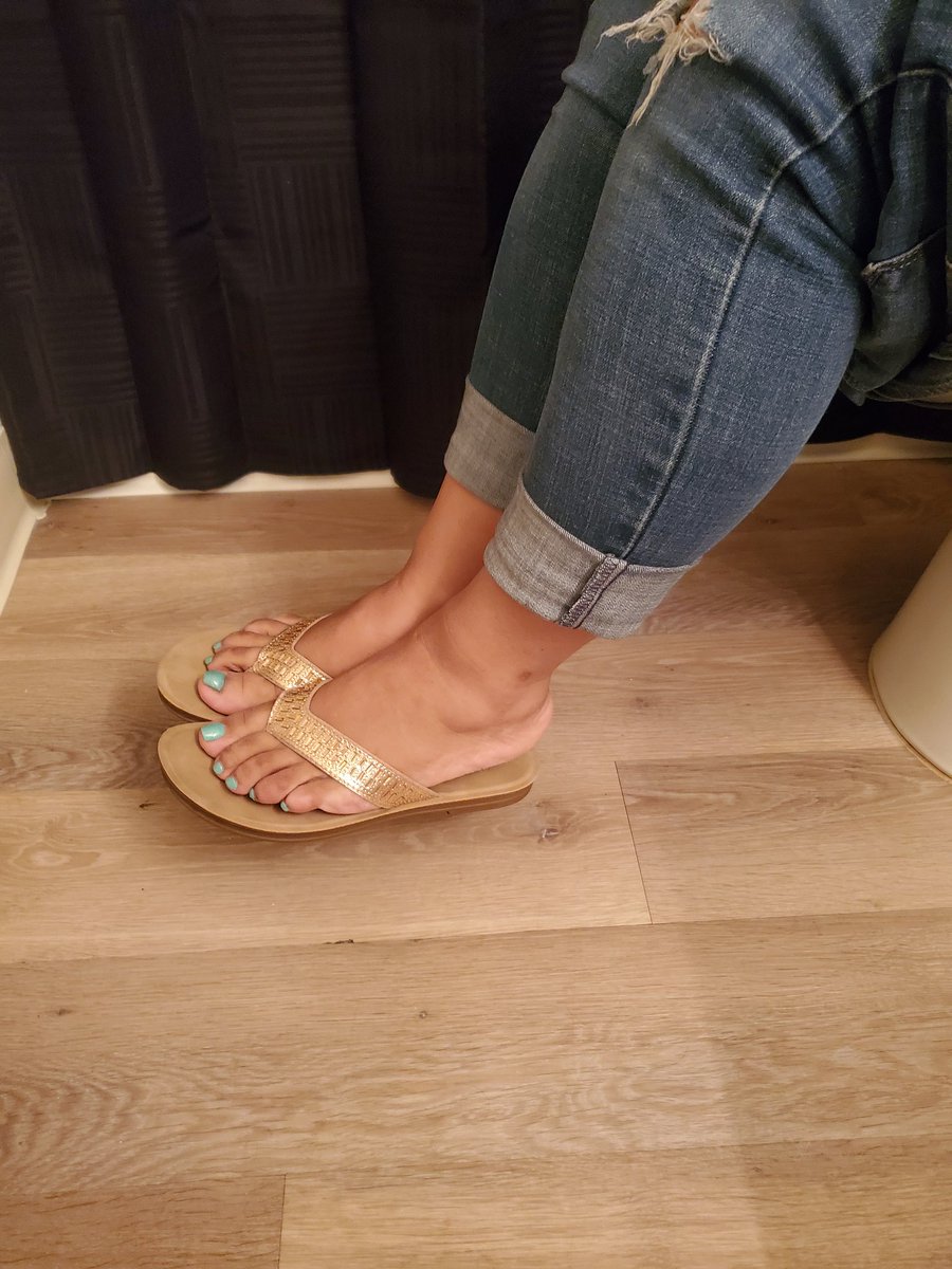MistressMandy3's tweet photo. When lm using toilet I expect you to be on your knees

#femdom #toiletslave #footslave https://t.co/gnZbtUseWp