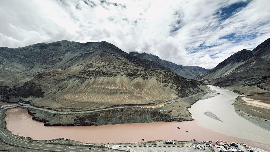 The #Himalayan confluence. Two rivers with clearly visible tint. Now who can tell which one is which river !!