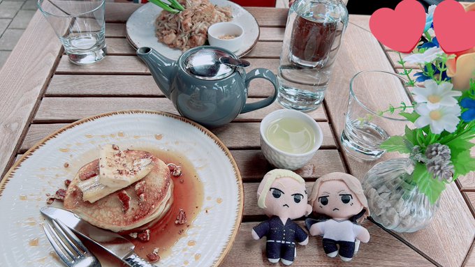 テムズ川近くのカフェとドマ。バスの2階でぬり撮りしてたら親切なレディが一緒に撮ってくれた
