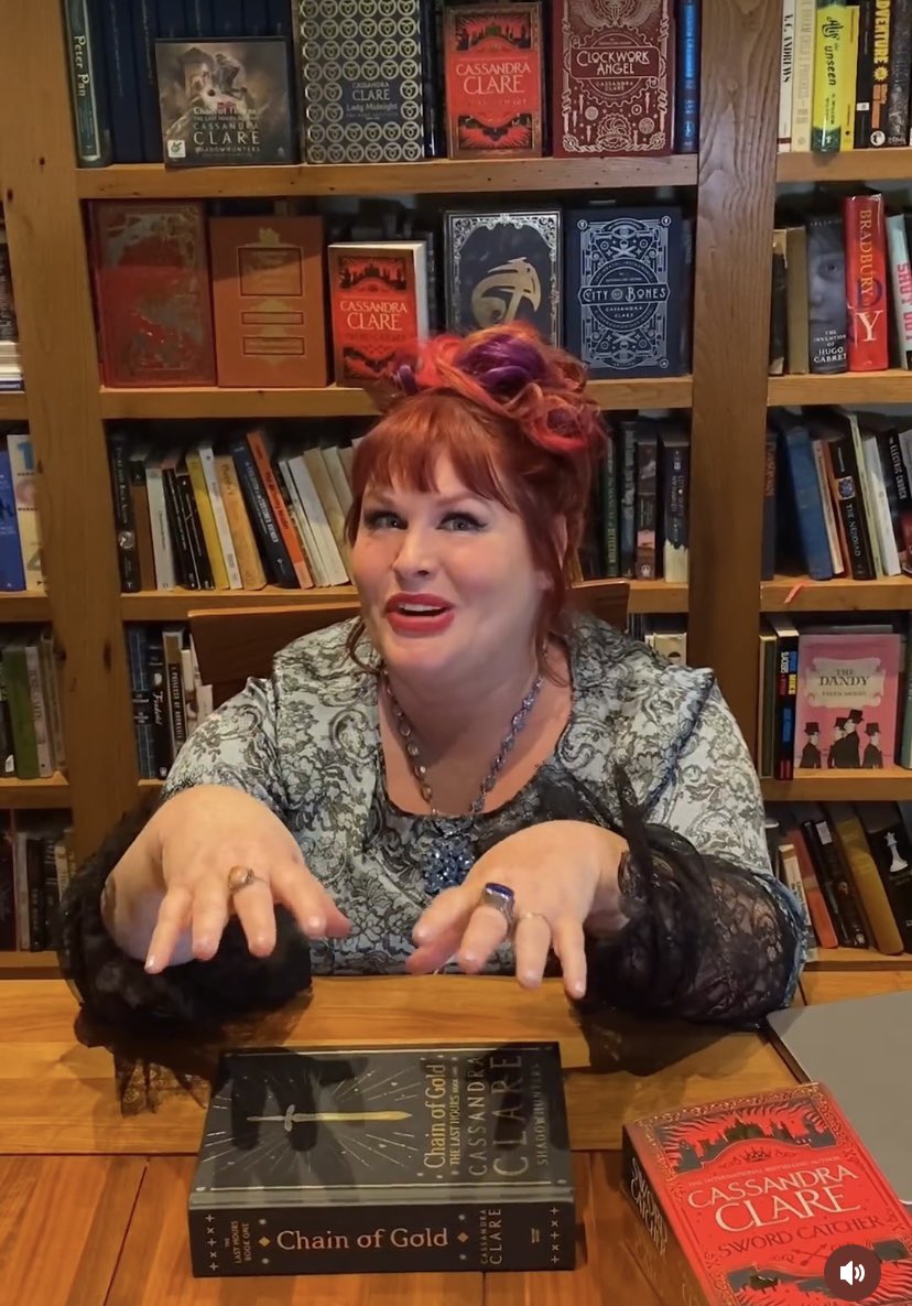 ⚠️ATENCIÓN⚠️

La autora @cassieclare acaba de anunciar en un reel que en 2024 saldrá “Secrets of Blackthorn Hall” con otras pequeñas historias de #Shadowhunters y #TheWickedPowers saldrá en 2025 junto a la secuela de #SwordCatcher.