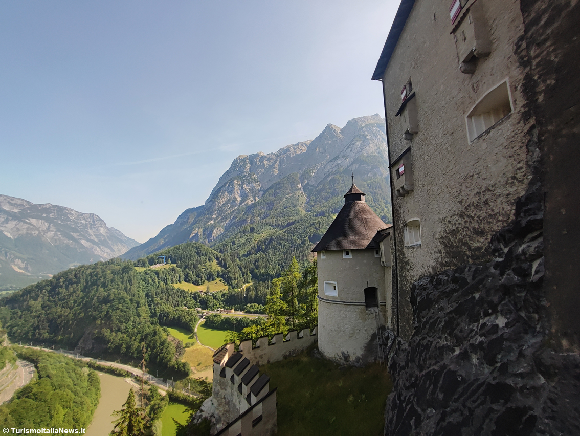 TurismoItaliaNw's tweet photo. Austria, lassù dove osano le aquile: la fortezza inespugnabile di Hohenwerfen conquistata dai turisti ammaliati dalla sua bellezza
Leggi la notizia https://t.co/7IvmVkxJQ3
#hohenwerfen #castello #turismo #werfenweng #burghohenwerfen #alpinepearls @AlpinePearls @Salzburgerland https://t.co/eFApRTn3Fo
