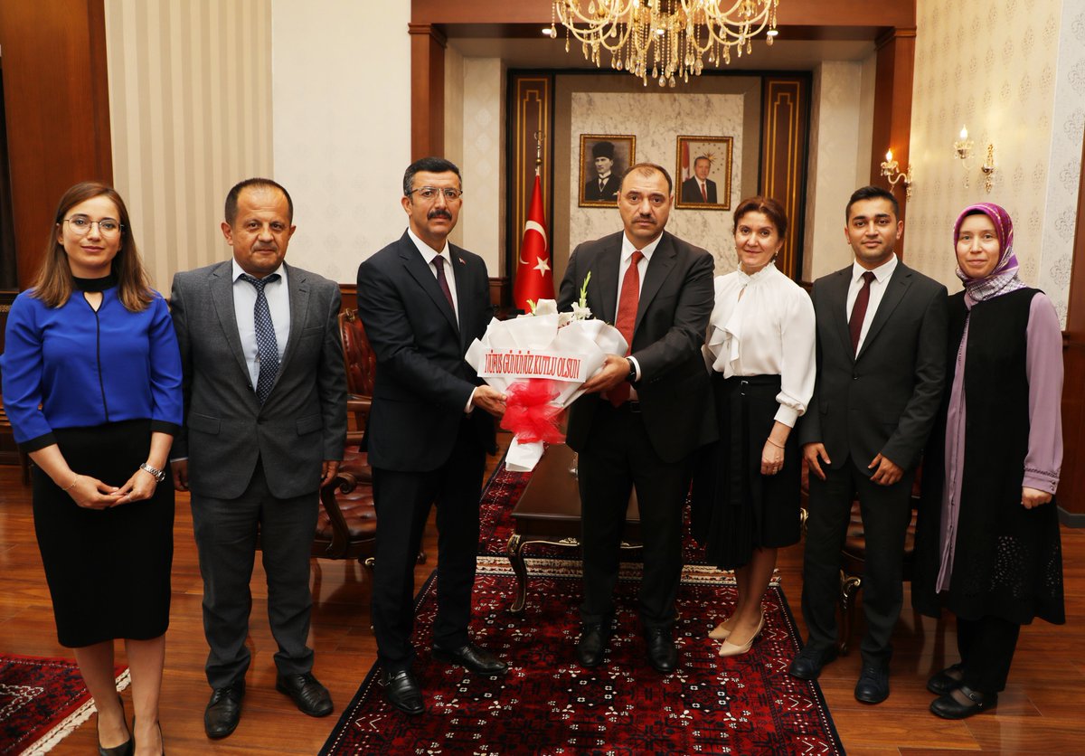 Valimiz Sn. Çetin Oktay Kaldırım, #DünyaNüfusGünü vesilesiyle İl Nüfus ve Vatandaşlık Müdürü Suat Keleş, Merkez Nüfus Müdürü Mustafa Abaka ve teşkilat çalışanlarını makamında kabul etti.
Dünya Nüfus Günü’nü tebrik ettiği personele başarılar temennisinde bulundu.
▪<a href="/valicetinoktay/">Çetin Oktay Kaldırım</a>