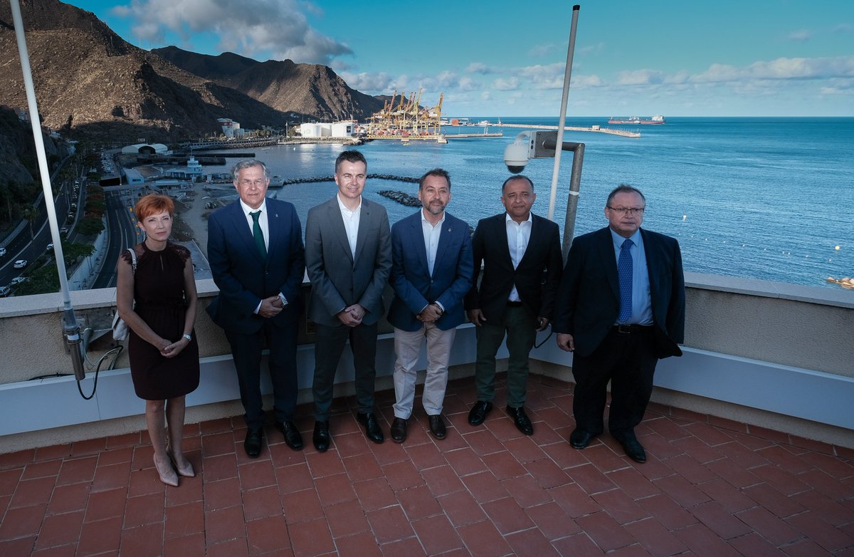 Visita  del Ministro de Industria, Comercio y Turismo, Héctor Gómez @hectorgomezh, al Puerto de Santa Cruz de Tenerife, interesándose por sus proyectos de interés general, y por la Zona Franca de Tenerife  @mincotur;
@tenerifeports <a href="/MargaPSOEAguere/">margarita pena</a>