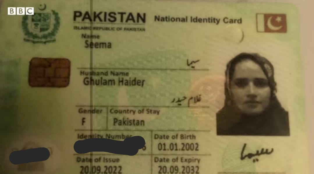 s_afreen7's tweet image. सीमा का कहना है कि उसकी उम्र 27 साल है!
लेकिन पासपोर्ट के हिसाब से वह 22 की है!

पाकिस्तान से भारत आकर सिमा सेलिब्रिटी बन गई है!
जिस सचिन के साथ रह रही है, उसके घर मीडिया वालों की लाइन लगी है!

सचिन और सीमा कहते है कि दोनो को PUBG खेलते हुए प्रेम हो गया!
चौकाने वाली बात यह है कि…