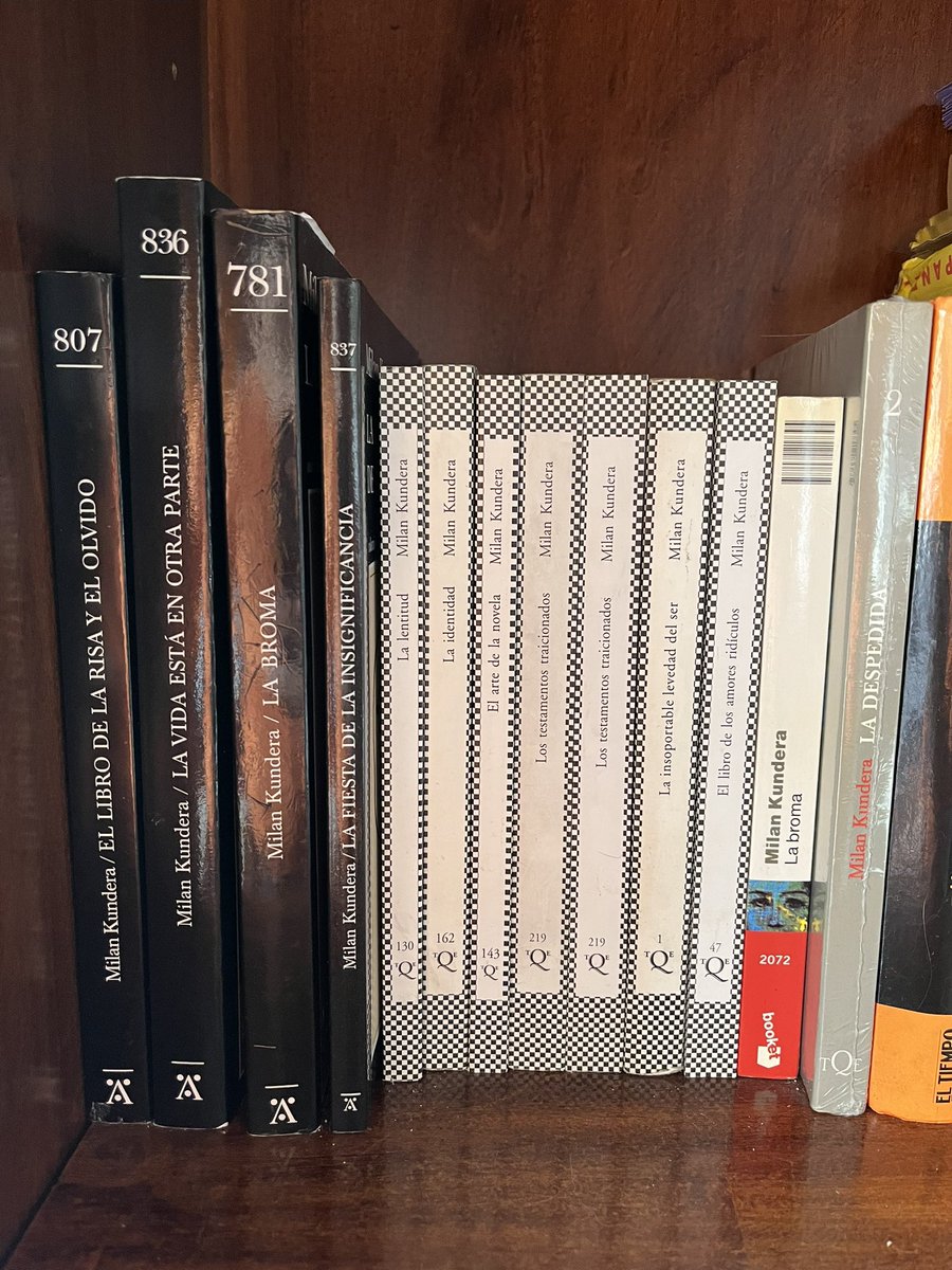 De pocos autores tengo tantos libros como de Milan Kundera (QEPD) Si alguien no lo ha leído, no se pierda ese placer.