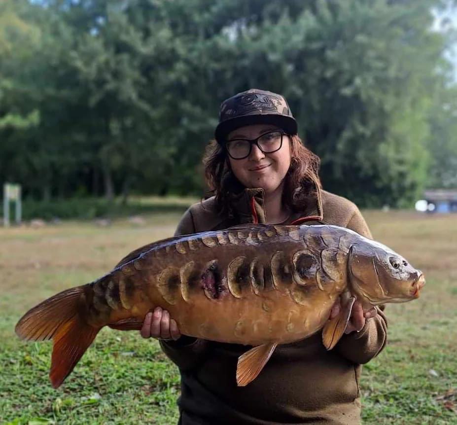 A lovely weekend resulting in two fish.
One 30.8 common known as the Unit gracing my net once again and a lovely mirror🎣🎣🎣 #carp #fishing