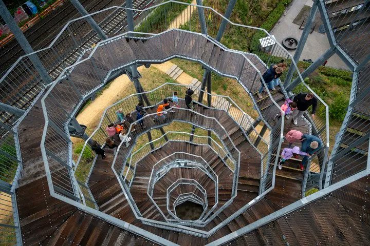 Vorige week lanceerden we ons nieuwe educatieve programma voor groep 3-4: Tijd voor Torens. Dat deden we samen met leerlingen van basisschool De Bloemaert, de makers van het boekje en de mensen van het Spoorpark. Een feestje (ondanks de regen)!
buff.ly/3PNBwdW