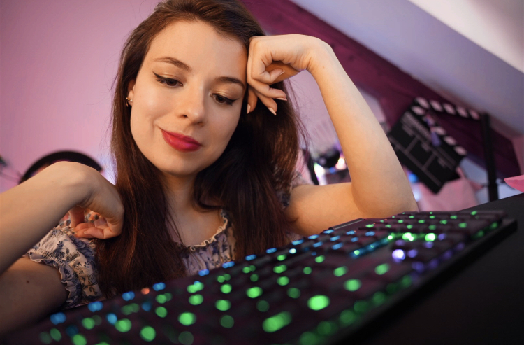 Loonamy_TV's tweet image. 💟*\(^o^)/*⌨️

Un jour, je vous raconterai l’histoire de son clavier
En vrai, j’ai dû faire facilement plus de 350 km pour avoir seulement ce clavier 😭

Mais aujourd’hui, il est bien à moi mon précieux 😈

#geekette #logitech #logitechg #g915 #gamingkeyboard #rgb