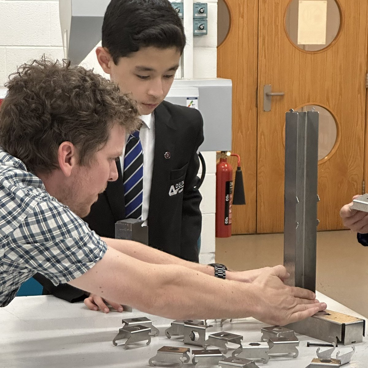 DEBP_STEM's tweet photo. Some great crane building from @DeltaDonValley in the @IMechE activity at the Engineering Extravaganza @sheffhallamuni.
#EngExSY #inspiringfutureengineers #mechanicalengineering #cranes #cranebuilding https://t.co/RBLeCg18Wm