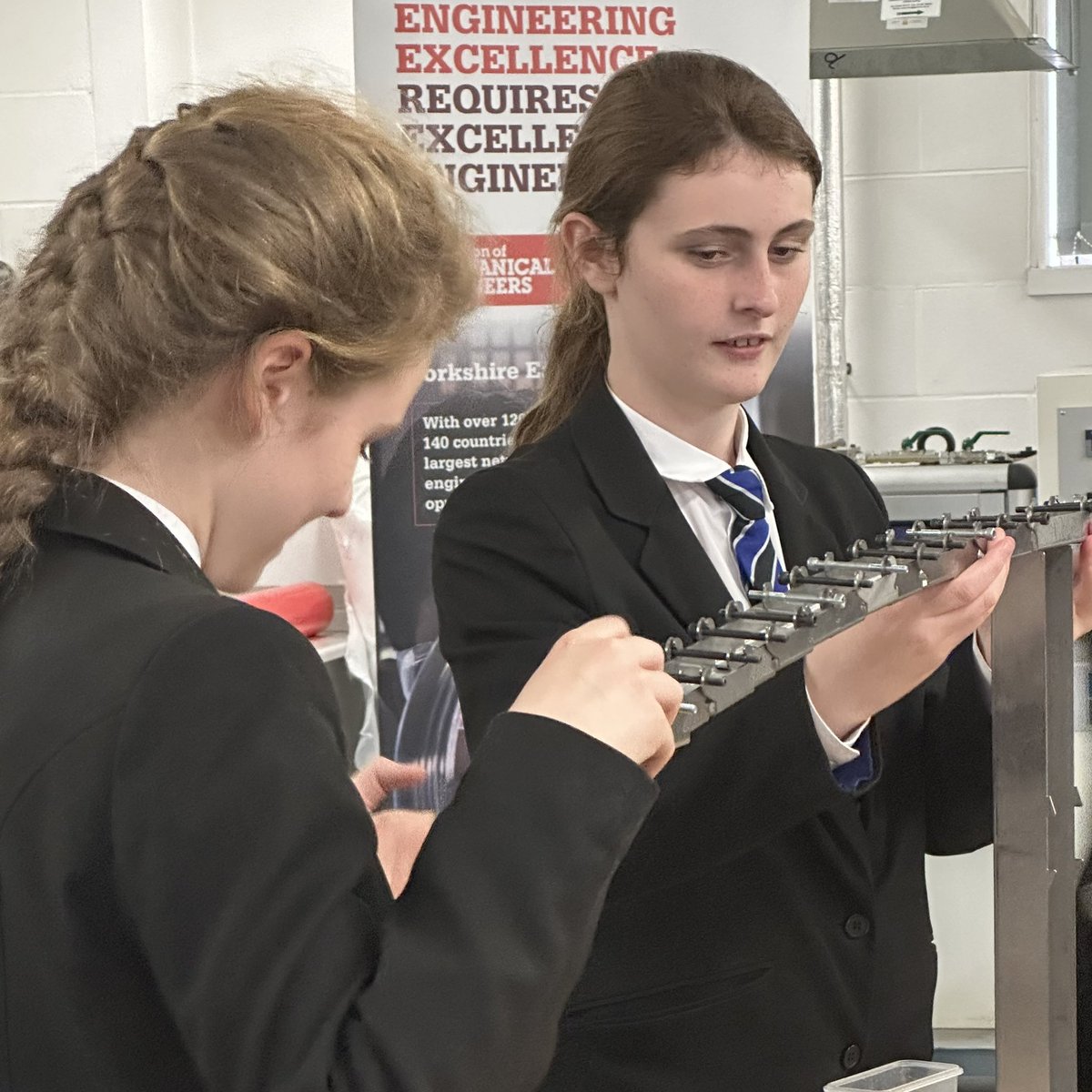 DEBP_STEM's tweet photo. Some great crane building from @DeltaDonValley in the @IMechE activity at the Engineering Extravaganza @sheffhallamuni.
#EngExSY #inspiringfutureengineers #mechanicalengineering #cranes #cranebuilding https://t.co/RBLeCg18Wm