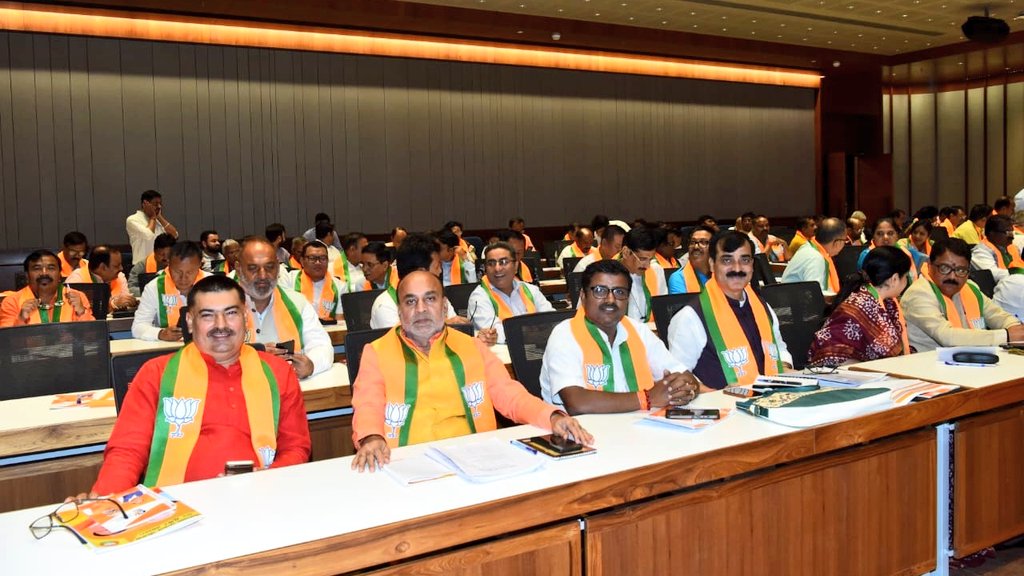 sunilbansalbjp's tweet photo. केंद्रीय कार्यालय पर आयोजित लोकसभा प्रवास योजना के प्रदेश संयोजक - सह संयोजकों की बैठक में मा. राष्ट्रीय अध्यक्ष श्री @JPNadda जी के साथ रहना हुआ। बैठक में प्रवास योजना के प्रमुख श्री @TawdeVinod जी, श्री @HarishD_BJP जी, श्री @bjpnareshbansal जी एवं श्री @sambitswaraj जी की भी उपस्थिति रही।
@BJP4India