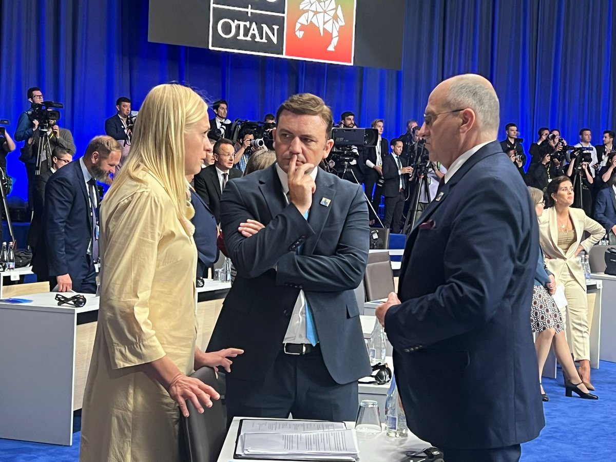 Bujar_O's tweet photo. 📌 Glad to catch up w/ @OSCE #Тroika
@RauZbigniew 🇵🇱 &amp; @elinavaltonen 🇫🇮 at #VilniusSummit

👉 Opportunities &amp; challenges that @OSCECiO 🇲🇰 faces are shared &amp; need to be jointly addressed in order to ensure functional @OSCE &amp; peaceful, stable &amp; predictable  future for #OSCERegion https://t.co/aBTLnfZxQV
