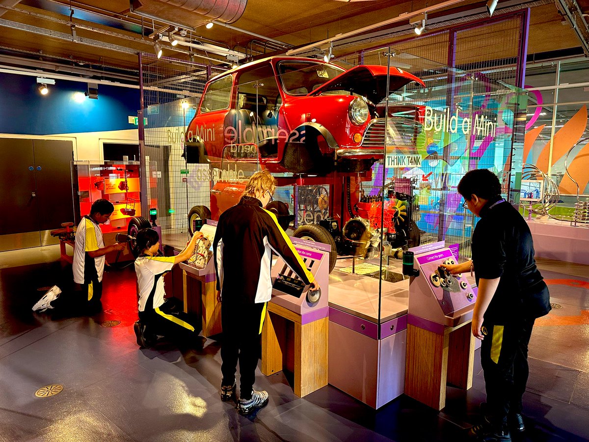 ScienceHolyhead's tweet image. What an amazing visit to the Thinktank with our year 8 students, in which they explored the universe, got up close and personal with dinosaurs and experienced a journey of engineering in Birmingham. @holyhead_school #enrichmentweek #KASE #CRST