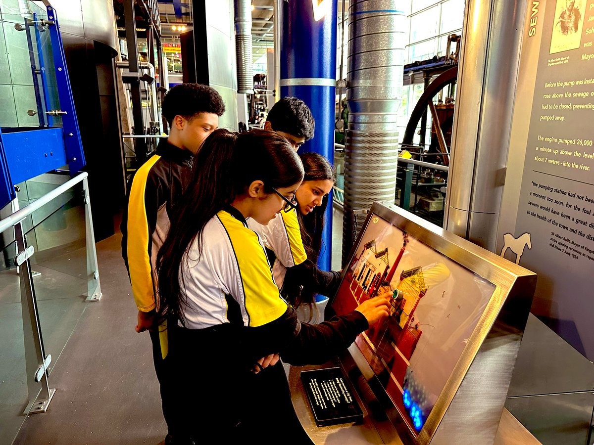 ScienceHolyhead's tweet image. What an amazing visit to the Thinktank with our year 8 students, in which they explored the universe, got up close and personal with dinosaurs and experienced a journey of engineering in Birmingham. @holyhead_school #enrichmentweek #KASE #CRST