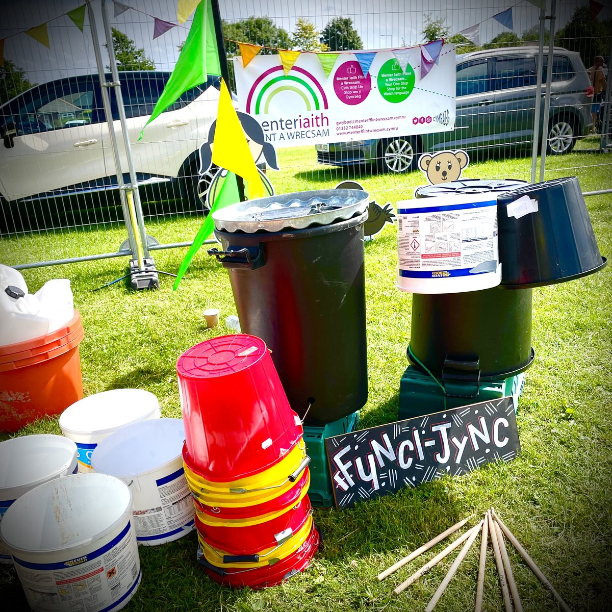 #drumminginwales efo argaeledd yn tymor nesa ar gyfer #gweithgareddau #ysgolion #cymru #drymio #carnifal #samba #cerddorieath #junkpercussion #capoeira #cuba #ciwba #drymiollaw #schools #drumming #workshops #wales #music #ffyncijync #braziliancarnival #handdrumming