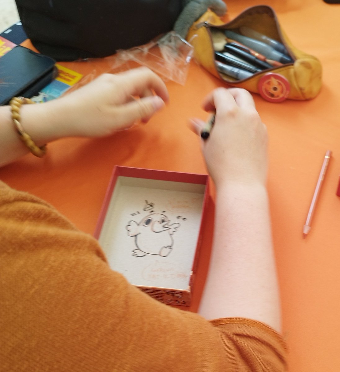 Les dédicaces de #PaulineBerdal, c'est maintenant sur le stand #OkaLuda ! 🤪
#Flip #j2s #boardgame