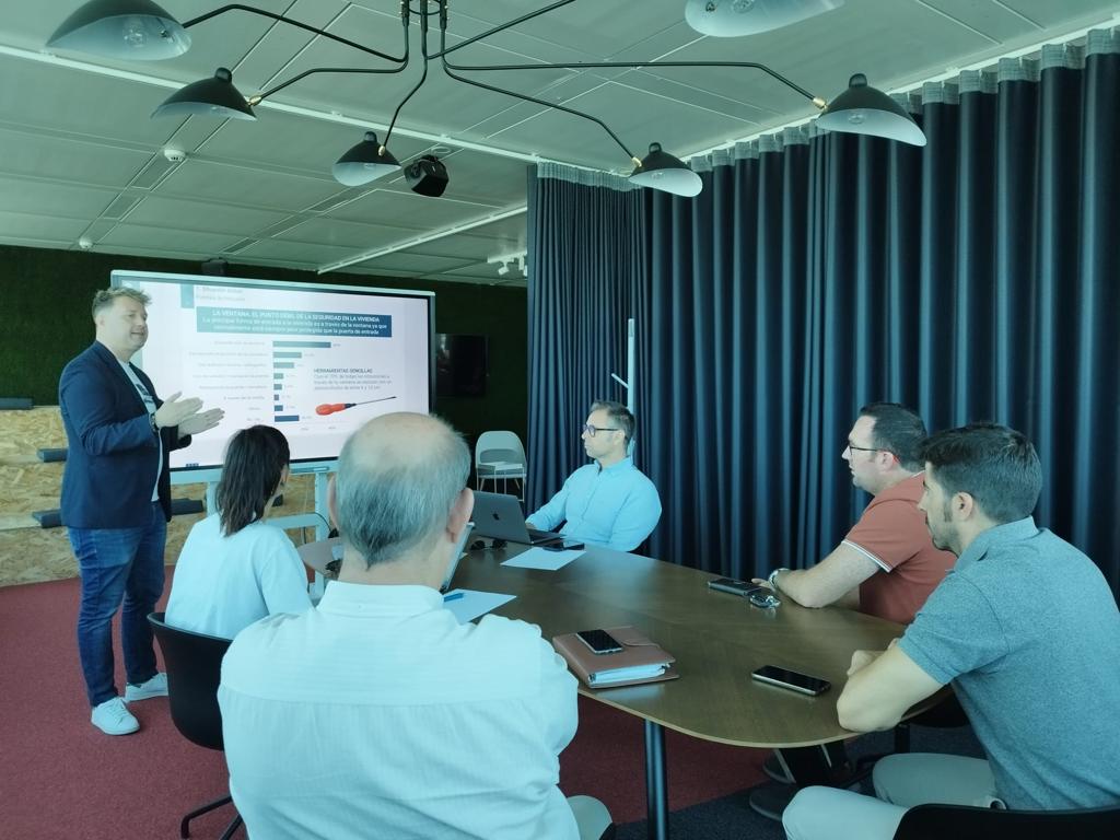DOMObyINDALSU's tweet photo. Gran #formación sobre #ELHUECOPERFECTO enfocado a la #seguridad. 🔐
En el día de ayer, pudimos disfrutar de una presentación acerca de los sistemas de #ventana certificada #RC2 en las instalaciones de #PaeeConstrucciónPassivhaus.
#UnMundoAlQueMirar #SombrahControlSolar #Soaluex https://t.co/7UY6b3MeeF