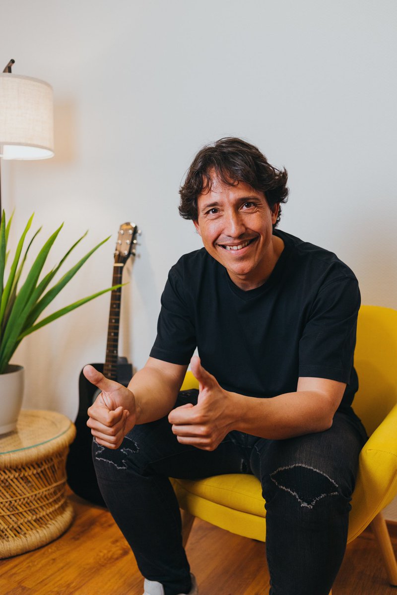 agenciawitis's tweet photo. Para presentar al #Witeam no podíamos empezar por otro que no fuera @cesaldinho. Nuestro creador, la cabeza de todo y el buen rollo personificado. Su playlist tan festivalera lo dice todo…
Escúchala aquí 👉🏻 https://t.co/0Dc8vswEd8 https://t.co/TZFciGnTfv