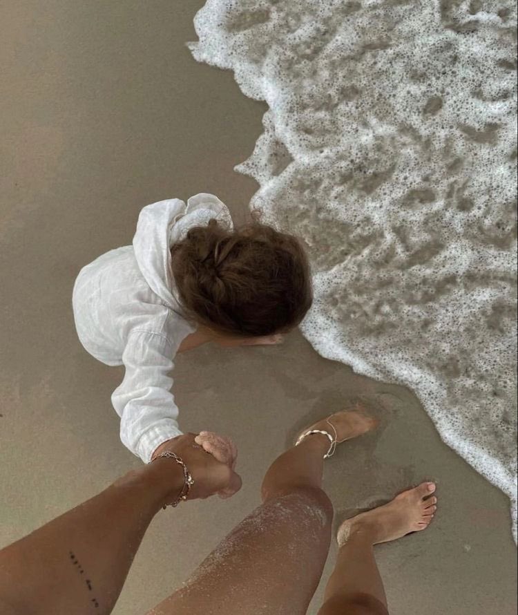kjoeffe's tweet photo. - such a fun age by Kiley Reid https://t.co/8AHYBtMuwd