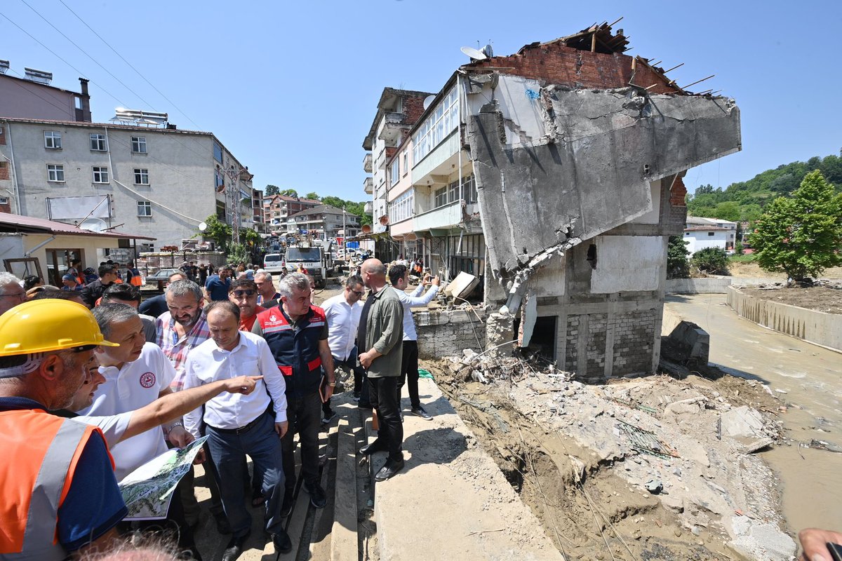 AliYerlikaya's tweet photo. #Beycuma Beldemizdeyiz...

Sel baskınından sonra AFAD Gönüllülerimiz, Jandarmamız, Polisimiz, Belediye, DSİ ve Karayolları ekiplerimiz, Devletimizin birçok Kurum ve Kuruluşunda görevli arkadaşlarımız, bölgede yaşayan hemşehrilerimiz; ev ve iş yerlerinin, sokakların temizlenmesi için canla başla çalıştı, çalışmaya da devam ediyor.

📍#Zonguldak
