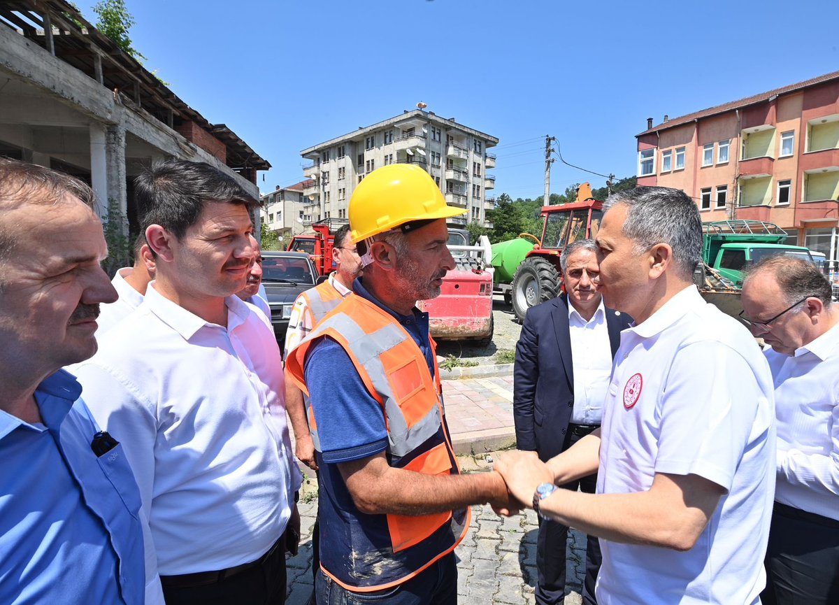 AliYerlikaya's tweet photo. #Beycuma Beldemizdeyiz...

Sel baskınından sonra AFAD Gönüllülerimiz, Jandarmamız, Polisimiz, Belediye, DSİ ve Karayolları ekiplerimiz, Devletimizin birçok Kurum ve Kuruluşunda görevli arkadaşlarımız, bölgede yaşayan hemşehrilerimiz; ev ve iş yerlerinin, sokakların temizlenmesi için canla başla çalıştı, çalışmaya da devam ediyor.

📍#Zonguldak