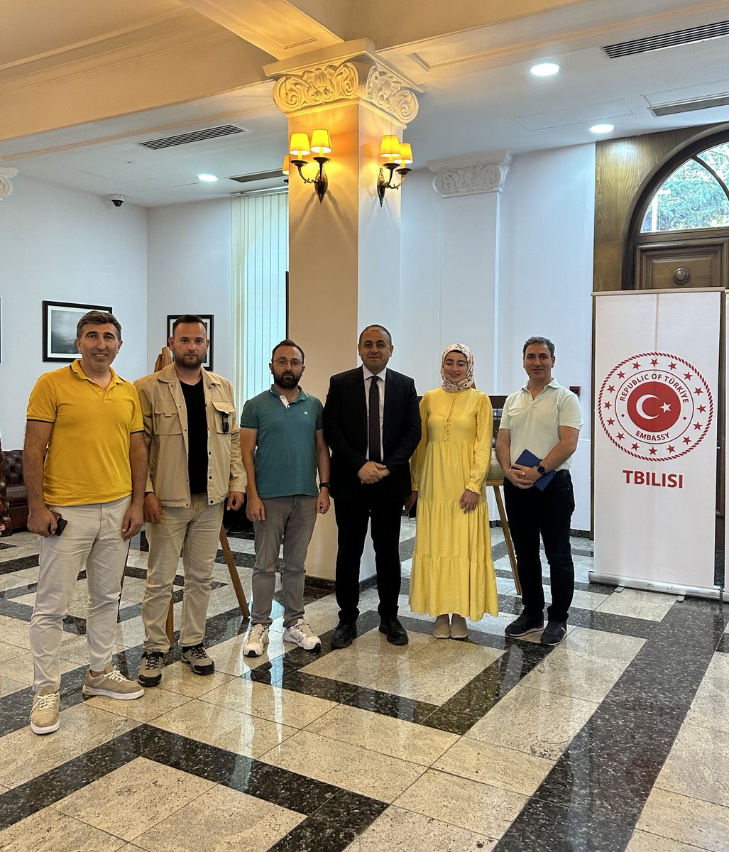 TiflisEgitim's tweet image. Üniversitelerarası anlaşma çerçevesinde Tiflis&apos;e gelen Recep Tayyip Erdoğan Üniversitesi Gürcü Dili ve Edebiyatı Bölümü öğrencileri Eğitim Müşavirliğimizi ziyaret etti. 

@tcmeb @mebabdigm @mebyyegm