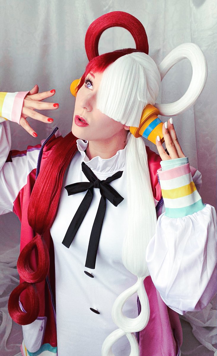 🎶Shinjidai wa kono mirai da🎵

Uta: me
Wig: Erl.cos

This cosplay is still in need of a cosplay photo shoot. Please contact me if you‘re interested 🎶
I‘m looking forward to wearing it again at Connichi!

#onepiece #onepiececosplay #uta #ado #utacosplay #onepiecered