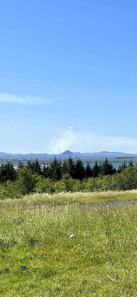 Volcano view from Öskjuhlíð in Reykjavík this morning 🌋⛅️

#Iceland 🇮🇸