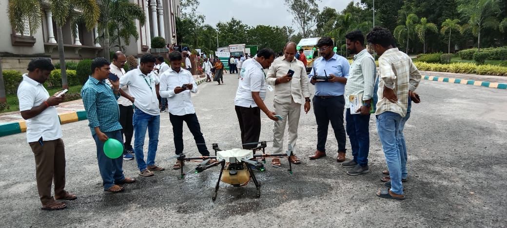 IoTechWorld's tweet photo. #AGRIBOT demo at Professor Jayashankar Agricultural University in the presence of Telangana Agricultural Minister. Everyone appreciated our Krishi-drone #AGRIBOT looking at its high capability and benefits in agriculture.
#iotechworld #telangana #agritech #agribot #farmers https://t.co/ArfkTnr5PS