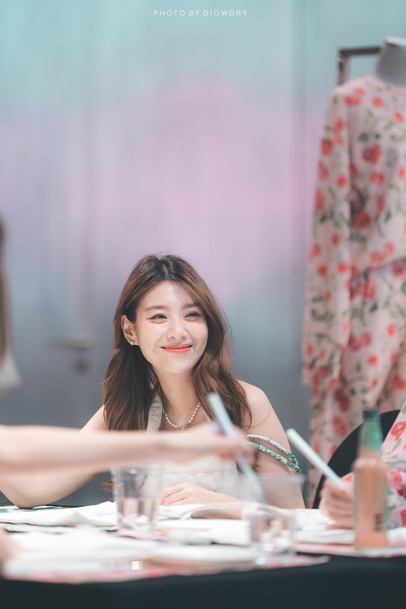 DiowDryPT's tweet photo. 𝘐 𝘤𝘢𝘯 𝘴𝘢𝘺 𝘵𝘩𝘢𝘵 𝘮𝘺 𝘸𝘰𝘳𝘭𝘥 𝘪𝘴 𝘢𝘭𝘭 𝘴𝘮𝘪𝘭𝘦𝘴 𝘸𝘩𝘦𝘯𝘦𝘷𝘦𝘳 𝘐 𝘢𝘮 𝘸𝘪𝘵𝘩 𝘺𝘰𝘶. 😊🤍 

#KaewNatruja https://t.co/ushyqb2Q62