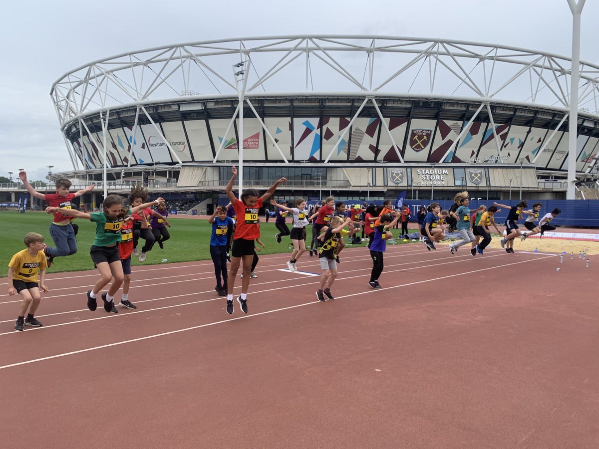 What a fun afternoon yesterday at the London Marathon Community Track, engaging primary school pupils in athletics with Olympians @chrissyohuruogu and @tonyjarrett110 and raising awareness for the @LCowanBursary! We love seeing facilities we've funded #InspiringActivity for…