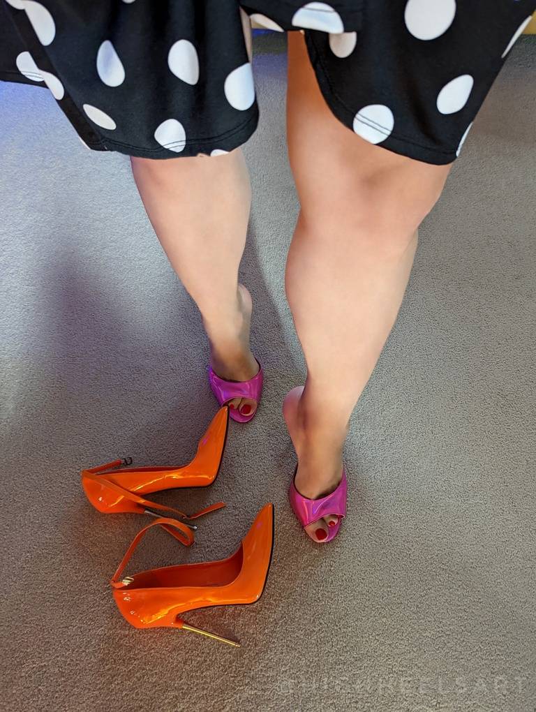 Change?

#highheels #highheelpumps #highheelmules #polkadotdress #pinkmules #orangepumps #stilettos #stilettoheels #heels #stilettomules #tacchi #talons #tacones