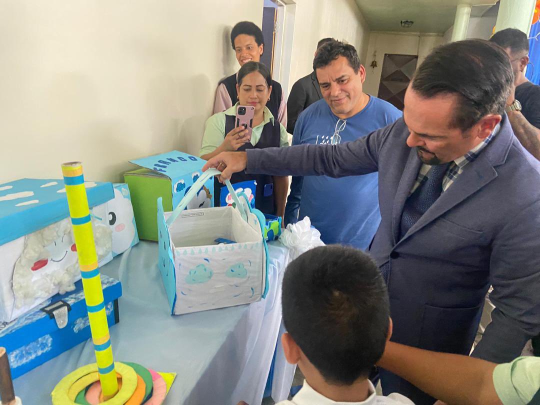 EmbaFrancia's tweet image. La primera escuela sostenible de 🇻🇪 se inauguró en Valencia con el apoyo de la @embafrancia. Un proyecto de @latadeagua_  en el marco de #PISCCA en alianza con la comunidad escolar y la organizaciones @arqbientallsb y ABC Prodein Venezuela.