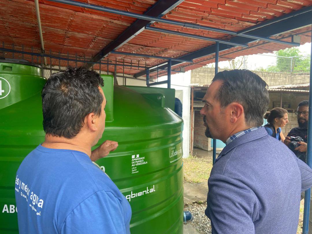 EmbaFrancia's tweet image. La primera escuela sostenible de 🇻🇪 se inauguró en Valencia con el apoyo de la @embafrancia. Un proyecto de @latadeagua_  en el marco de #PISCCA en alianza con la comunidad escolar y la organizaciones @arqbientallsb y ABC Prodein Venezuela.