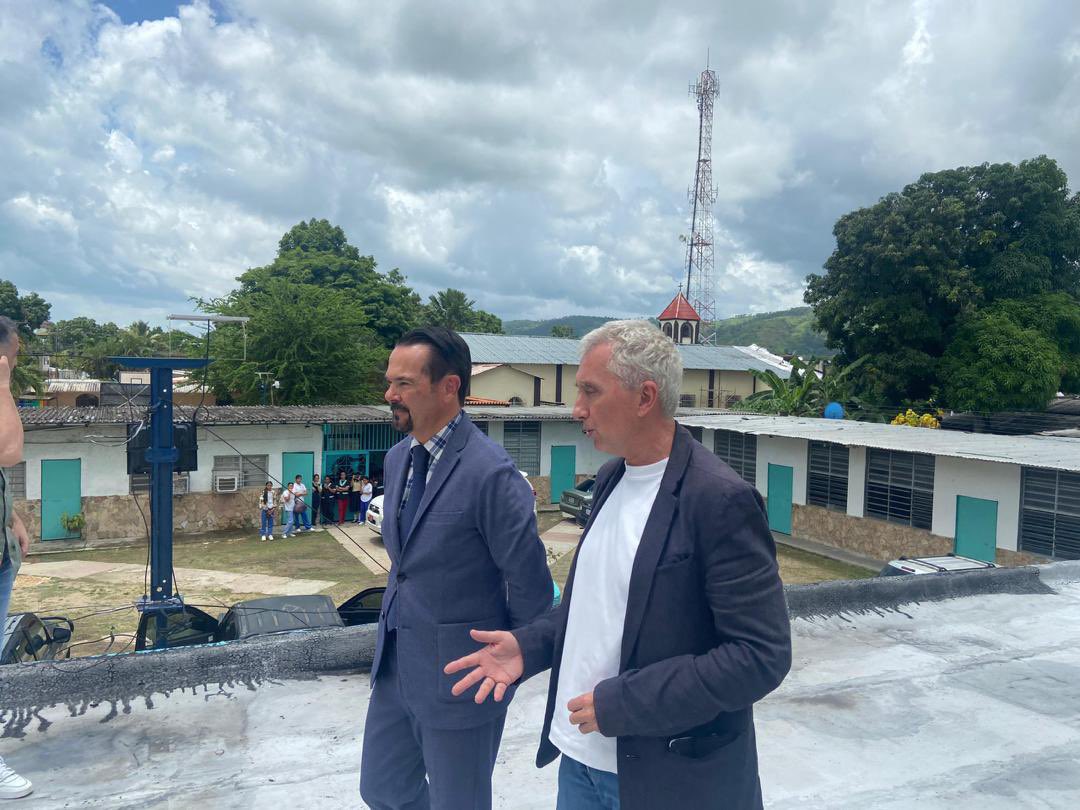 EmbaFrancia's tweet image. La primera escuela sostenible de 🇻🇪 se inauguró en Valencia con el apoyo de la @embafrancia. Un proyecto de @latadeagua_  en el marco de #PISCCA en alianza con la comunidad escolar y la organizaciones @arqbientallsb y ABC Prodein Venezuela.