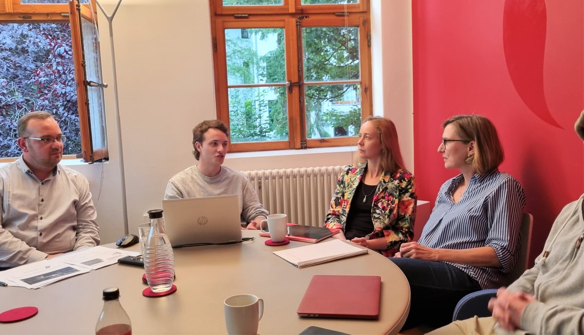 redRobin tweet media