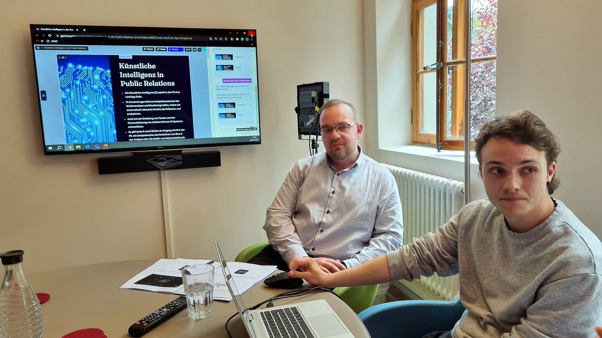 redRobin tweet media