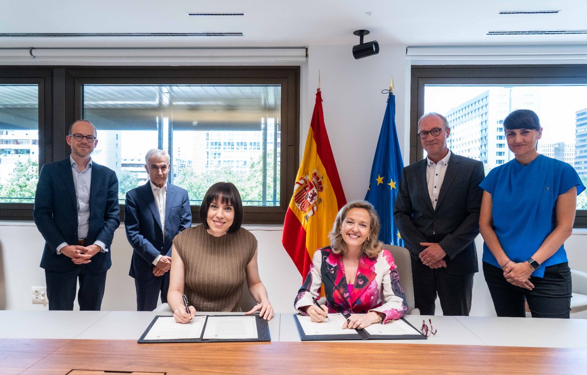 SEtelecoGob's tweet photo. 📢El impacto de la puesta en marcha del @PERTE_chip y el #PlandeRecuperación se siguen viendo:
🔝 Firma de declaración de intenciones entre @_minecogob @min_ciencia e @imec_int con el 🎯 de tener presencia en España.

#EspañaDigital #ChipsAct https://t.co/UAZI4KX6KK