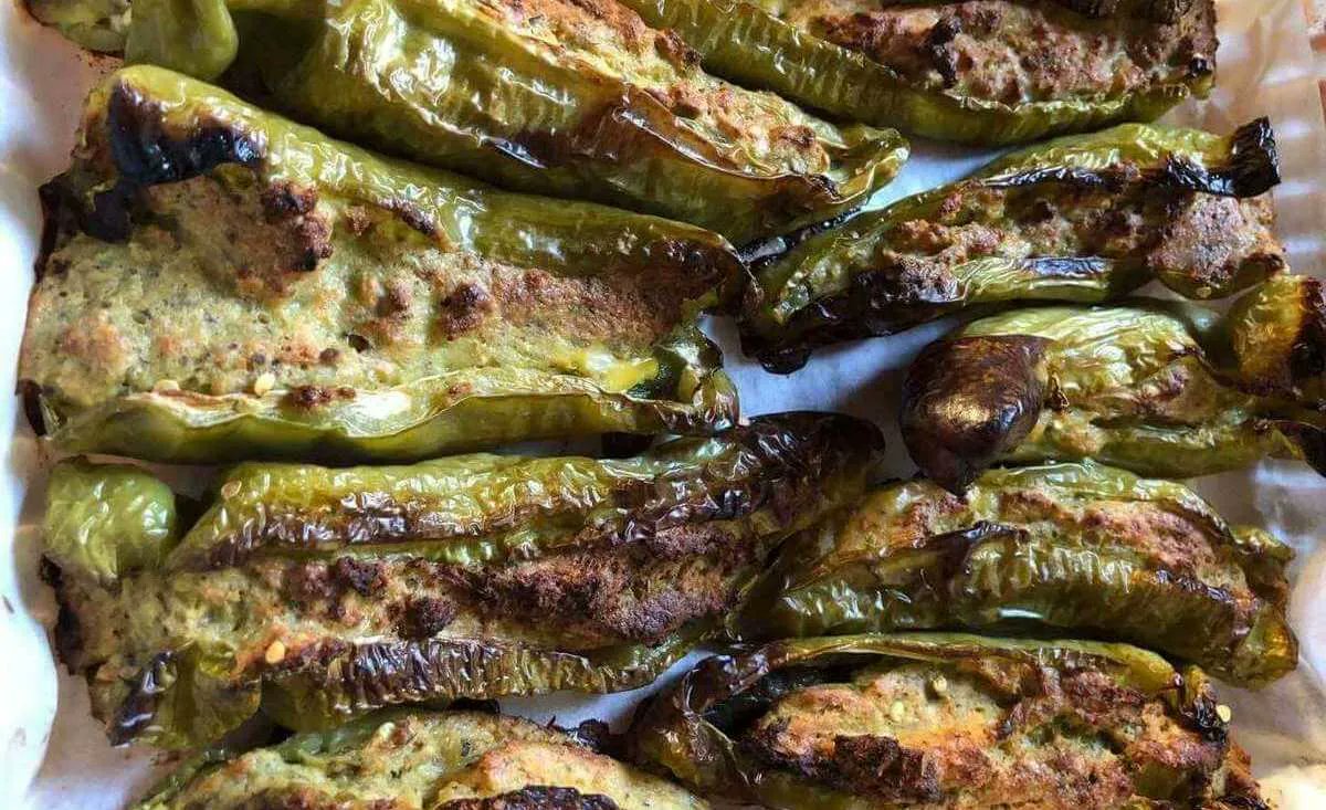 TrucchidiCasa's tweet image. Vuoi fare un appetitoso piatto estivo adatto anche a chi è veggie, celiaco o diabetico?
Eccoti la semplice ricetta ligure dei super gustosi #friggitelli ripieni vegetariani gratinati al forno.

buff.ly/3pNcEIH