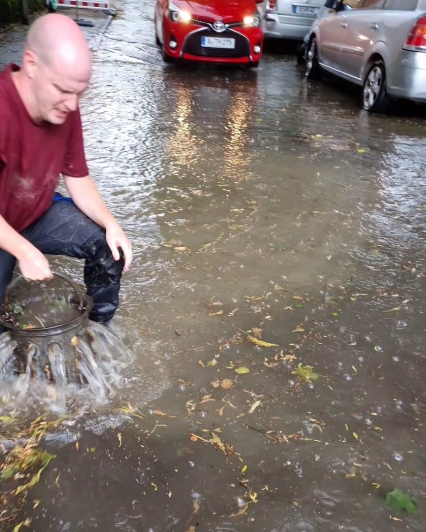 it_scholz's tweet photo. Unsere Mitarbeiter geben alles um weitere Schäden während des Unwetters in Grenzen zu halten 😲🙈 Respekt!!!
#it #itdienstleister #itscholz #infrastruktur #internet #unwetter #störung #augsburg #regen #telekom https://t.co/2DAtDB1WIr