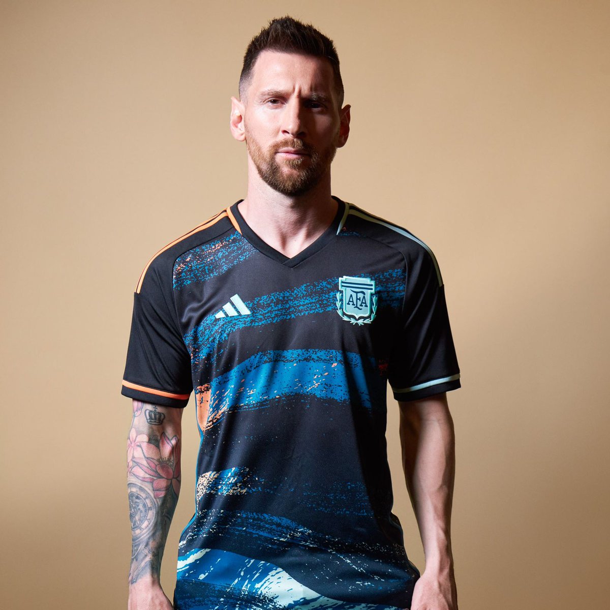 natumader's tweet photo. No me despierten de este sueño.

¿Tomamos dimensión de lo que significa una imagen así a 8️⃣días de que arranque el Mundial y a 1️⃣2️⃣de que debute Argentina?

Que el mundo entero se pregunte de dónde salió esa camiseta y que el mundo entero se entere que hay una Selección femenina. https://t.co/hWOjsTWKQ8