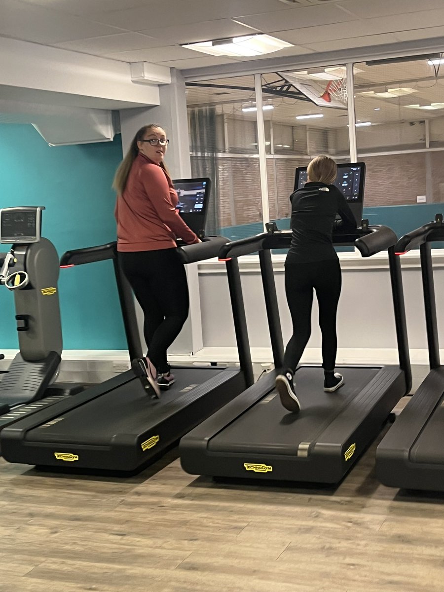 FareKelly's tweet image. Huge thank you to @glasgowlife Bellahouston for giving our @GovanHighSchool stars their gym induction today🏃‍♂️🏋🏼. We look forward to attending throughout summer ❤️🖤. Thanks also to Alix @activeschoolsAD for supporting us and @FARE_Scotland for breakfast and lunch #HoFoP