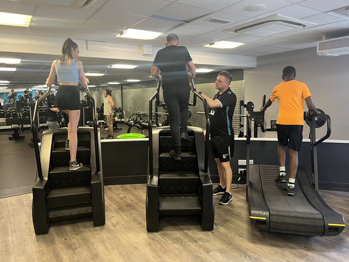 FareKelly's tweet image. Huge thank you to @glasgowlife Bellahouston for giving our @GovanHighSchool stars their gym induction today🏃‍♂️🏋🏼. We look forward to attending throughout summer ❤️🖤. Thanks also to Alix @activeschoolsAD for supporting us and @FARE_Scotland for breakfast and lunch #HoFoP