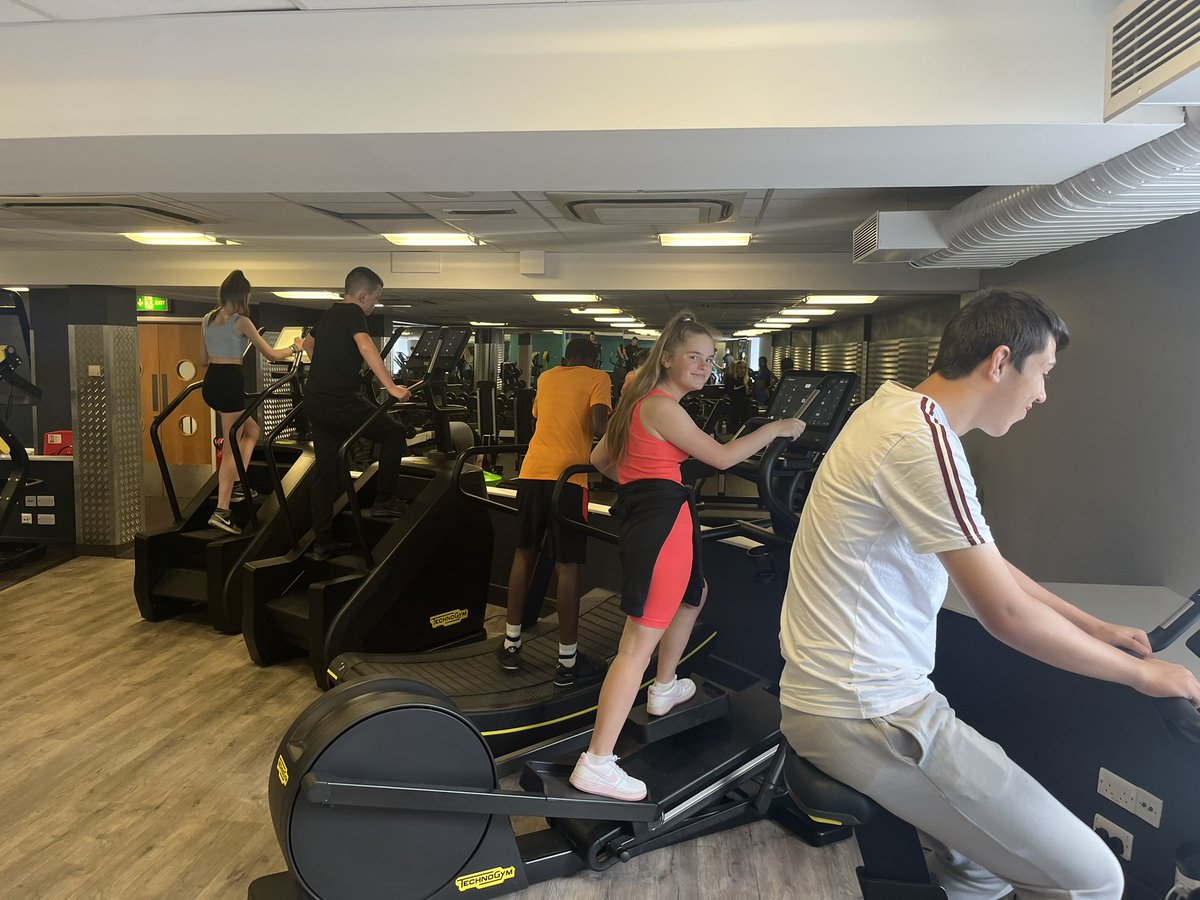 FareKelly's tweet image. Huge thank you to @glasgowlife Bellahouston for giving our @GovanHighSchool stars their gym induction today🏃‍♂️🏋🏼. We look forward to attending throughout summer ❤️🖤. Thanks also to Alix @activeschoolsAD for supporting us and @FARE_Scotland for breakfast and lunch #HoFoP