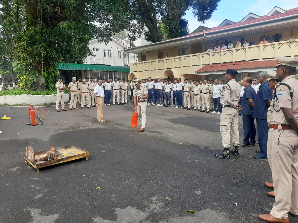 FireService_ANP's tweet photo. #FSAberdeen Station Officer Divender Singh conducted Basic Firefighting Training for IRBn Personnel &amp; field functionaries at Raj Niwas.

Live Demonstration of Fire Extinguishers and Basic Operational knowledge of Hydrant system imparted, to efficiently handle any Fire Emergency. https://t.co/YdDqL3icRf