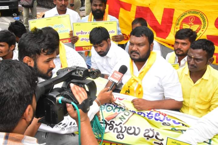TDP_TG's tweet photo. ఈరోజు రాష్ట్ర టి.ఎన్.ఎస్.ఫ్ ఆధ్వర్యంలో ప్రభుత్వ పాఠశాలల విద్యార్థుల సమస్యలు వెంటనే పరిష్కరించాలని, తెలంగాణ టీఎన్ఎస్ఎఫ్ ఆధ్వర్యంలో హైదరాబాద్ లోని "కమిషనర్ అండ్ డైరెక్టర్ స్కూల్ ఎడ్యుకేషన్" కార్యాలయం ముట్టడించడం జరిగింది.
#TDPTelangana https://t.co/kl6lyHKplC