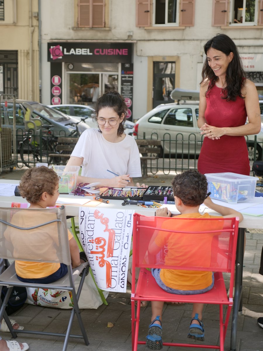 Atelier "Fabrique ton carnet", ce matin sur la place St Bruno avec la Maison des Habitants 🩵

Prochains RDV pour préparer votre carnet de visite d'expo le 19/07 et 26/07 Place St Bruno (Grenoble)
Les 21 et 28 juillet au Clos des fleurs (Grenoble)
=> urlz.fr/mGw8