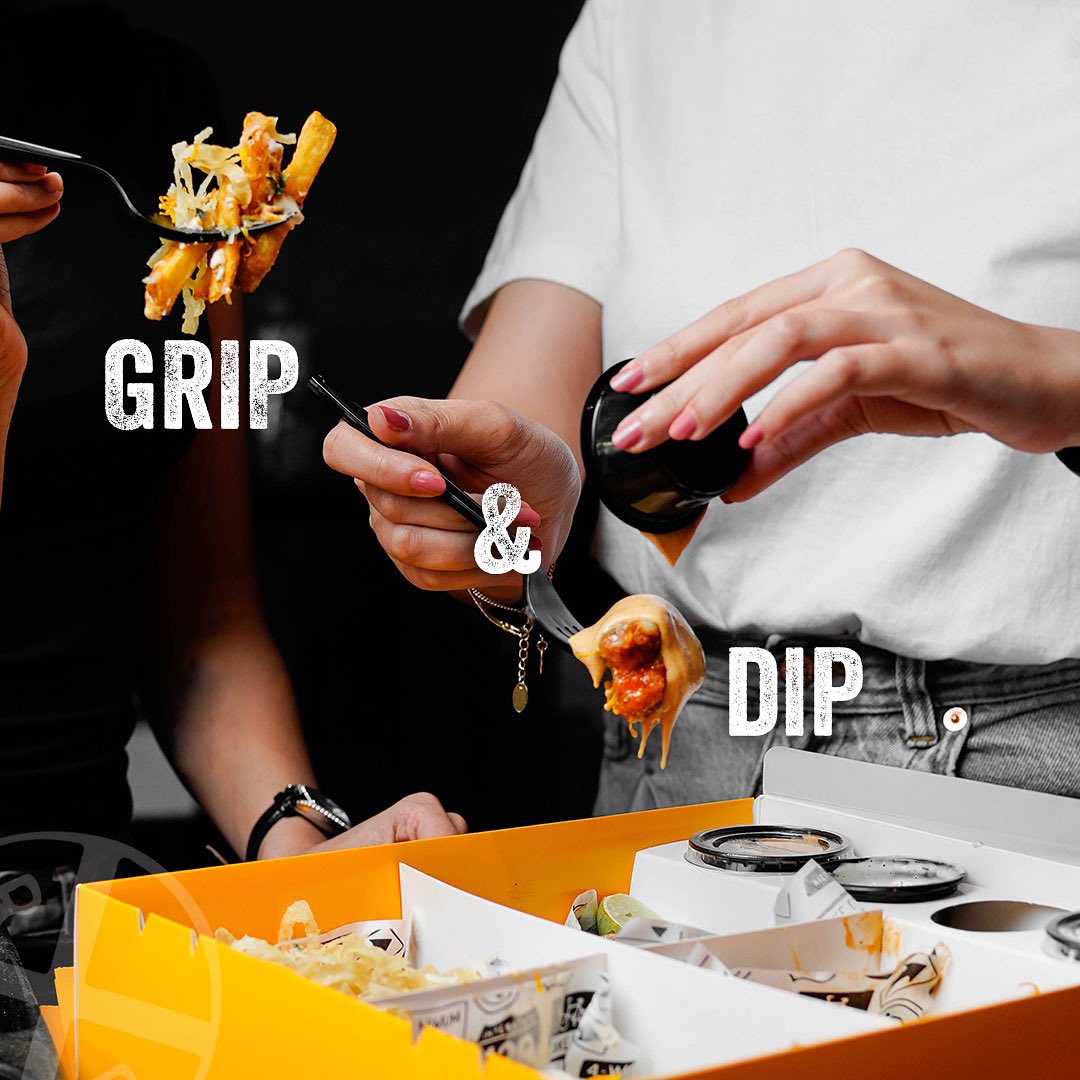 امسكها، غمسها، وكررها! الخطوات الوحيدة اللّي تسويها وإنت مبسوط!🤤💛

Grip, Dip, Repeat!
The only steps we take voluntarily! 🤤💛